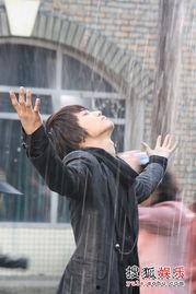 娱乐吃瓜酱爷爷淋雨,娱乐吃瓜酱背后的感人故事